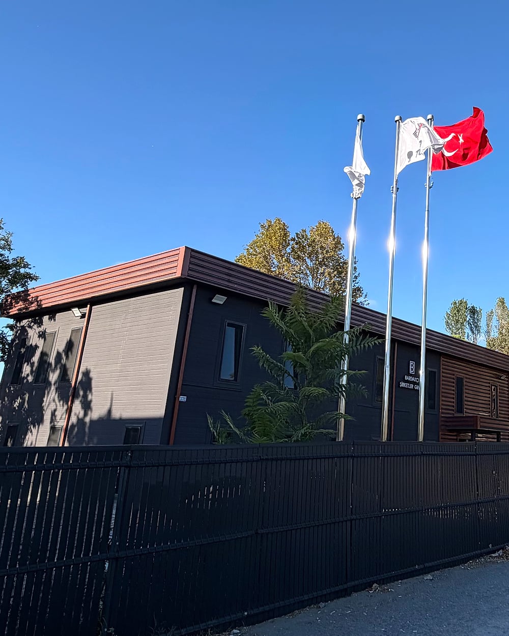 Türk bayrağı ve Bardakçılar Group bayrağının dalgalandığı ofis binası