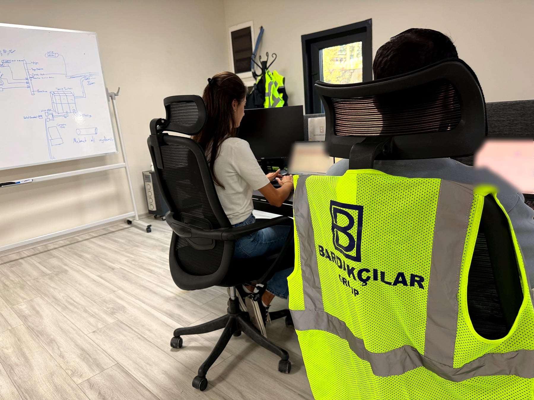 Ofiste bilgisayar başında çalışan Bardakçılar Group ekibi, arkadan görünüm