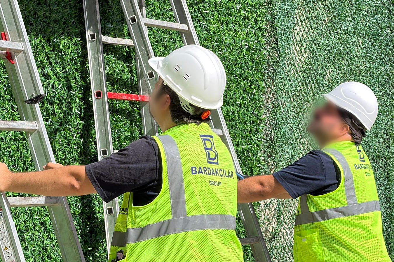 Sahada merdivenle çalışma yapan Bardakçılar Group ekibi