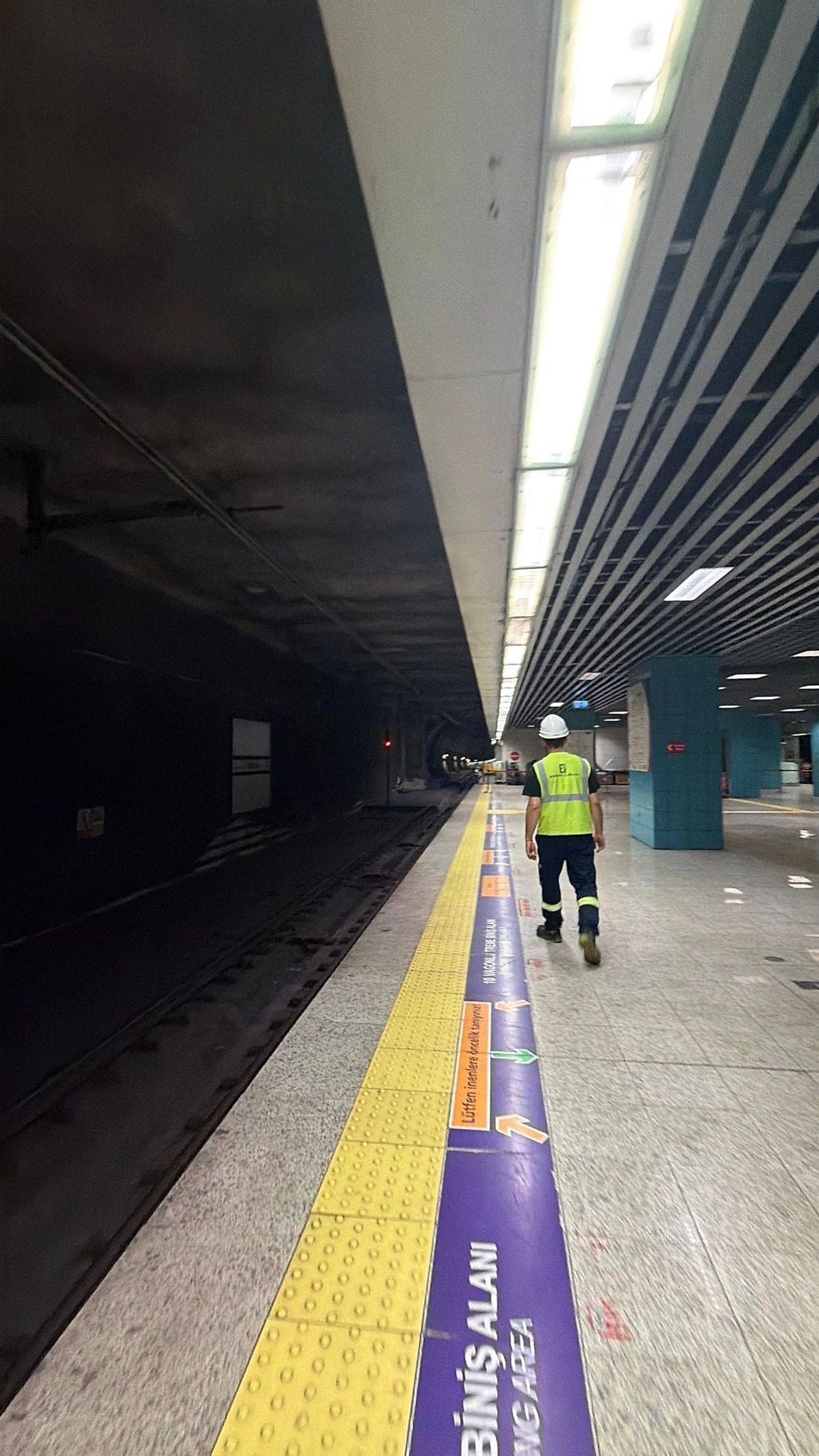 Metro peronunda saha kontrolü yapan teknisyen