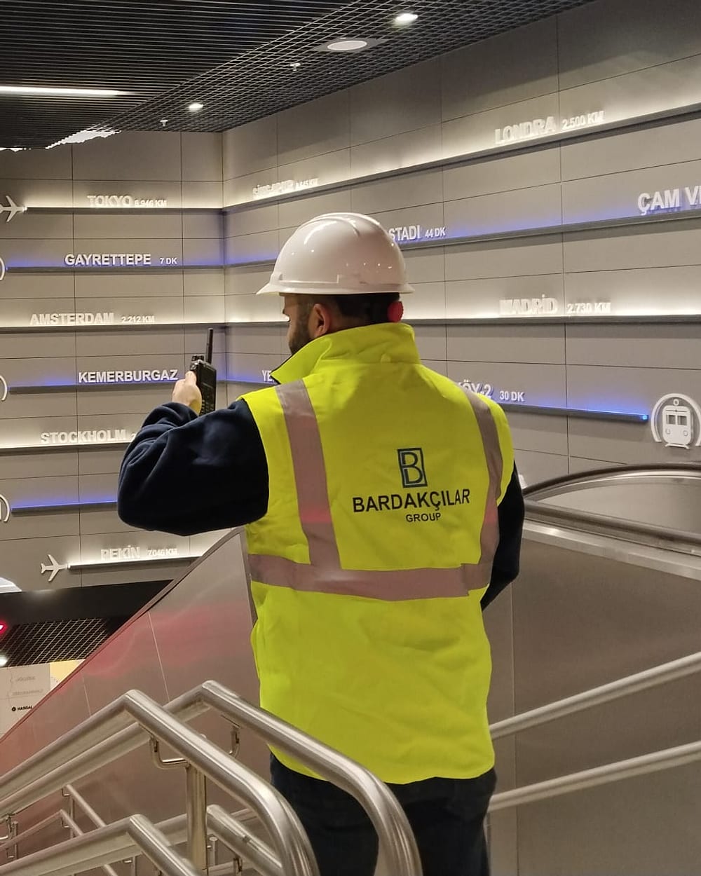 İstanbul Havalimanı metro istasyonunda saha kontrolü yapan Bardakçılar Group çalışanı