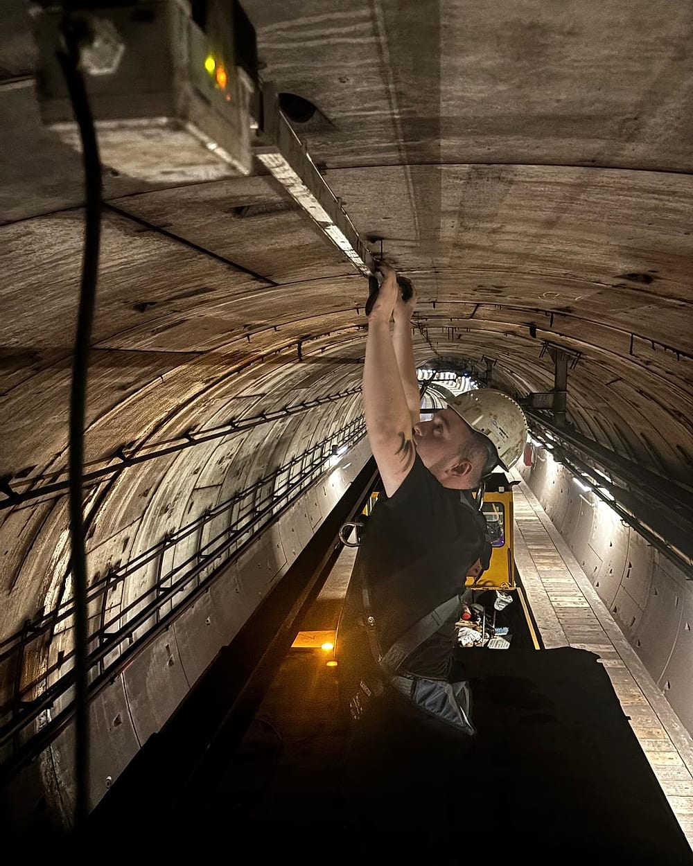Metro tünelinde tavandaki hattı kontrol eden Bardakçılar Group teknisyeni