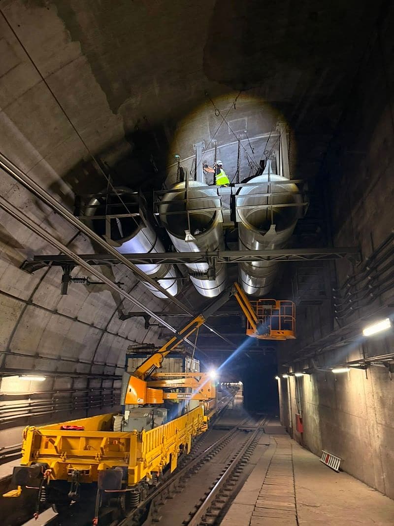 Tünelde iş platformuyla havalandırma bakımı