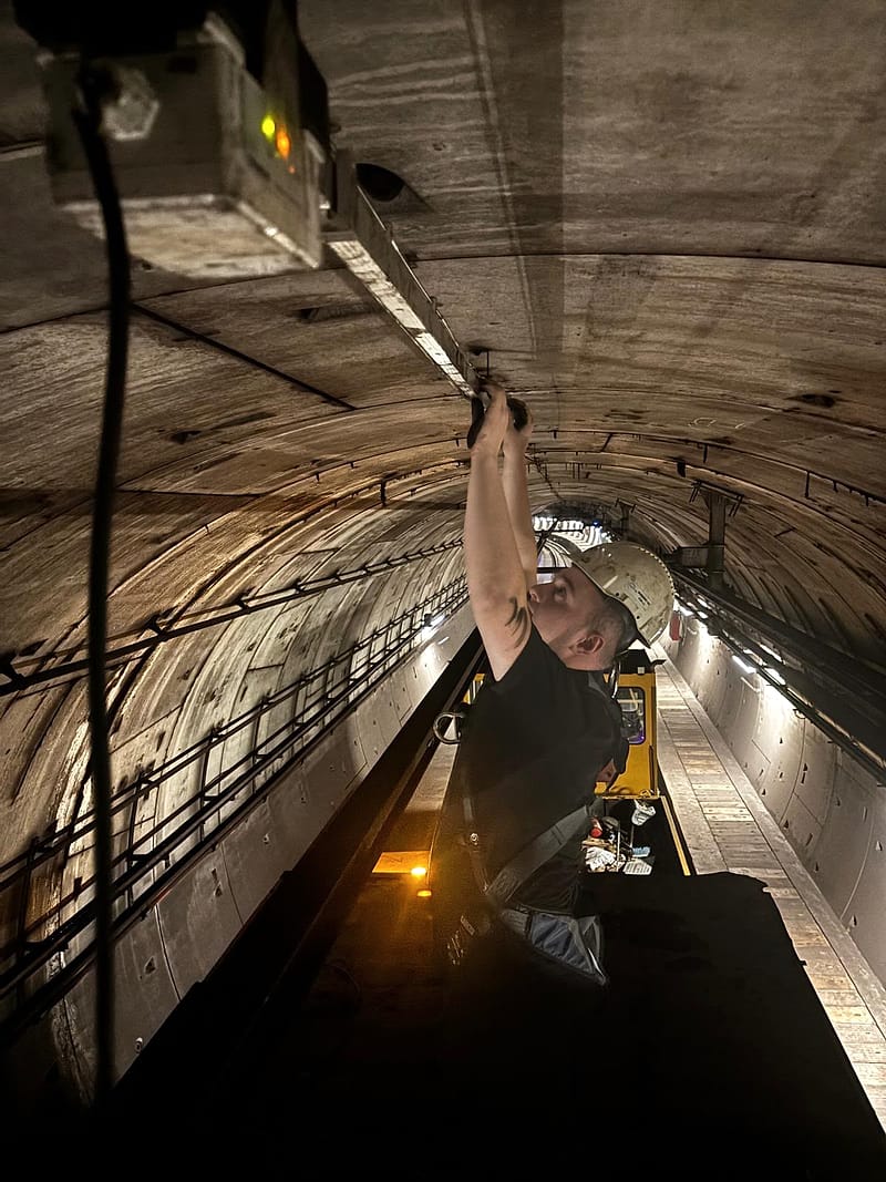 Metro tünelinde tavan hattında çalışan Bardakçılar Group teknisyeni